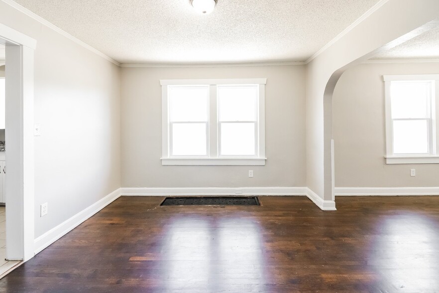 Building Photo - 1022 E 83rd Terrace