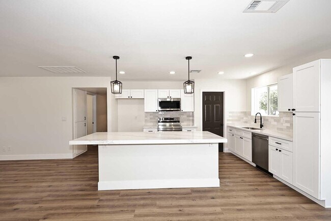 Building Photo - 10537 W La Jolla Dr