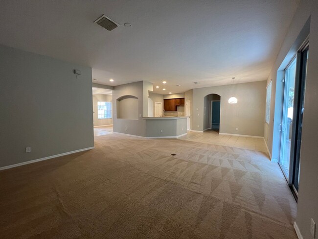 Building Photo - Stunning 4 Bedroom 2.5 Bath Home with Bonu...