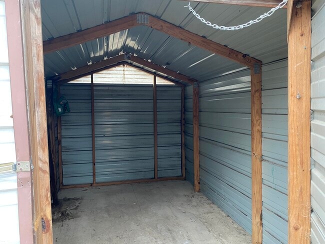 Storage shed in back - 2727 Angela Dr