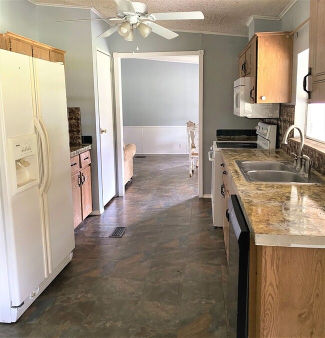 Building Photo - 3 BEDROOM LOCATED ON SHADED ACRE LOT