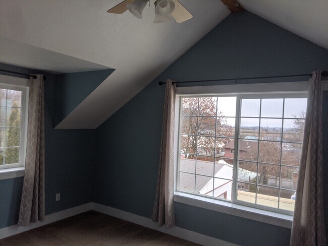 Building Photo - 64 Battle Hollow Ave