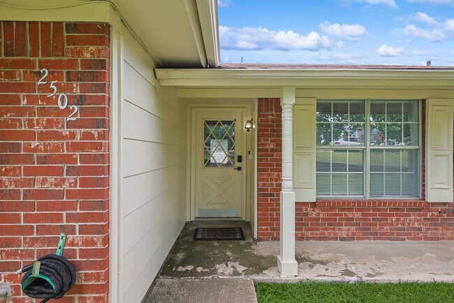 Building Photo - 2501 Highdale Dr