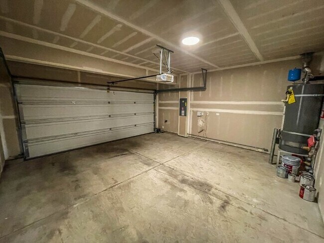 Building Photo - 3 Bed 2.5 Bath 2 Car Garage 1493sf Low maintenance yards. Prime Location.