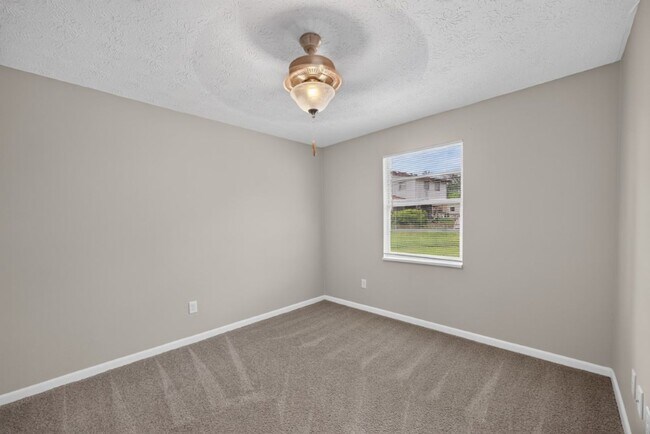 Building Photo - Cute 3/2 Home in Orange park on a corner lot