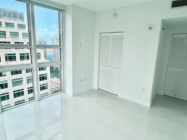Building Photo - 950 Brickell Bay Dr