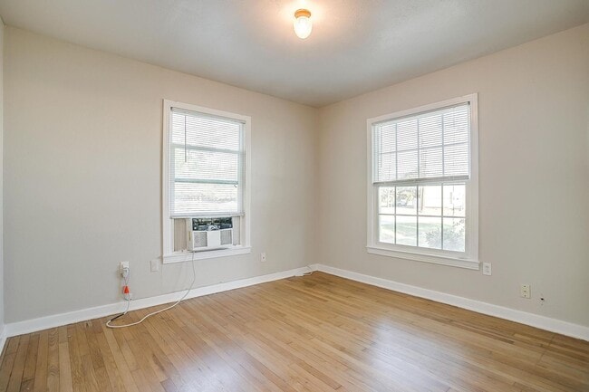 Building Photo - One Side of Great Duplex Near TCU- 1 Bed, ...