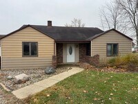 Building Photo - 3 bedroom available for immediate move i!