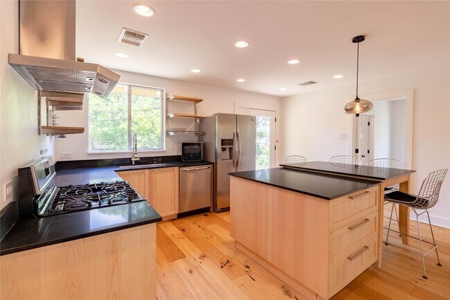 Building Photo - 1423 Broadmoor Dr