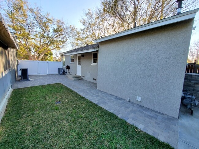 Building Photo - 10682 Center Dr