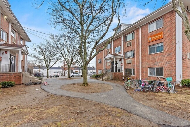 Building Photo - 154 2nd St