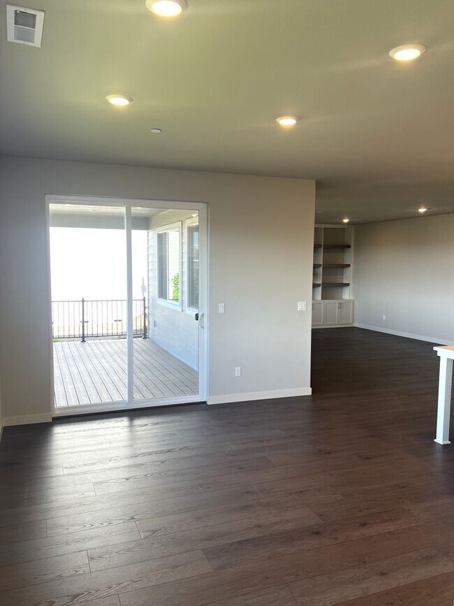 Building Photo - Beautiful Beaverton 4 Bedroom Home with Open Floor Plan, Deck & Upstairs Bonus Room