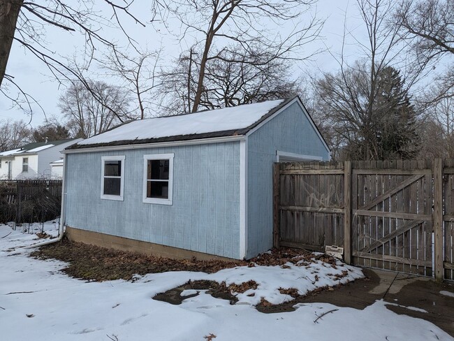 Building Photo - Charming 3-Bedroom Cape Cod in North Hill ...