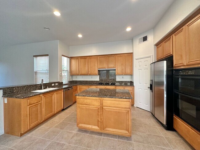 Building Photo - Stunning 3BR+Den Tuscan Villa in Torrey Del Mar - Your Dream Home Awaits