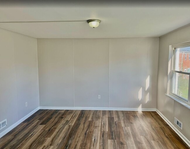 Building Photo - 4740 Vancouver Rd