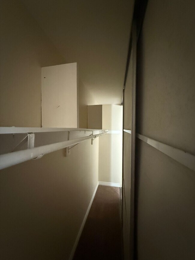Building Photo - 3 Bedroom Condo for Lease with a 1 Car Garage