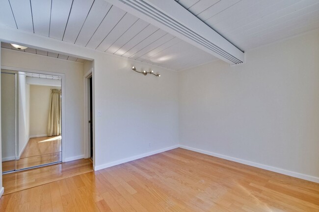 Building Photo - Mountain View Home l Spacious Open Layout ...