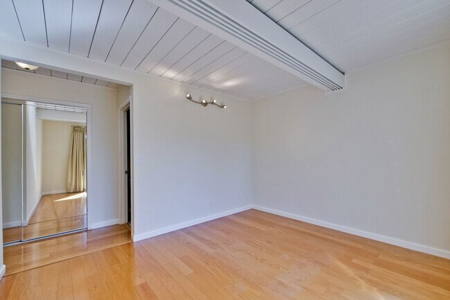 Building Photo - Mountain View Home l Spacious Open Layout Bright and Private Yard