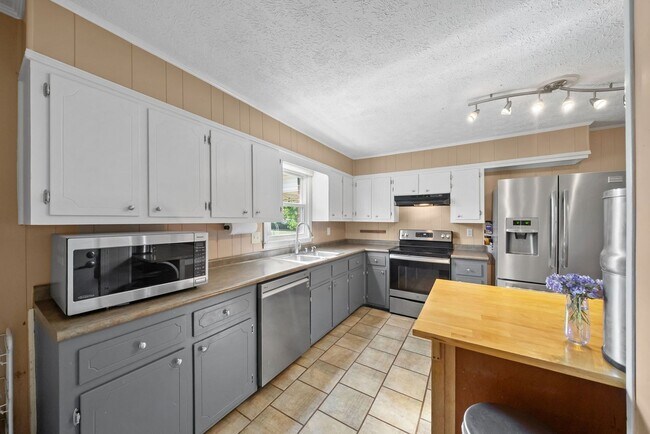 Building Photo - 3611 Bahama Dr