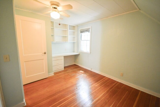 Building Photo - Beautiful 4 Bedroom With Modern and Unique...