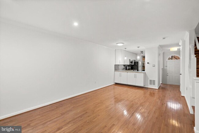 Building Photo - 1120 S Kenwood Ave