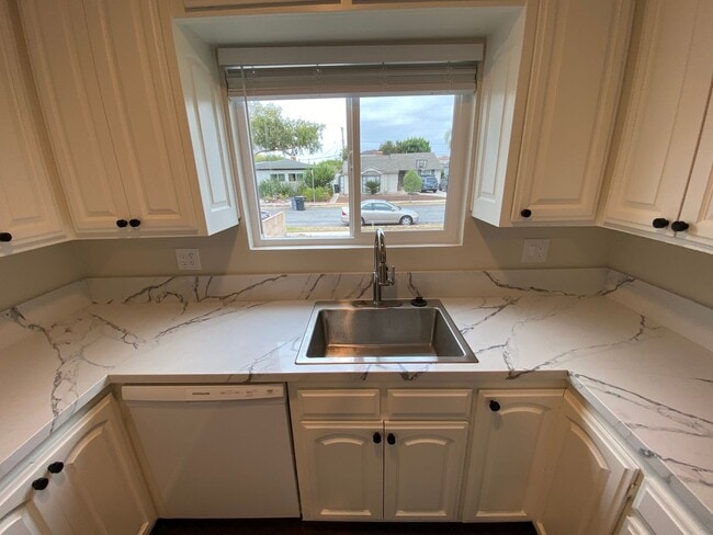 Building Photo - Beautifully Updated Home in the Heart of Central Torrance + Bonus Unit