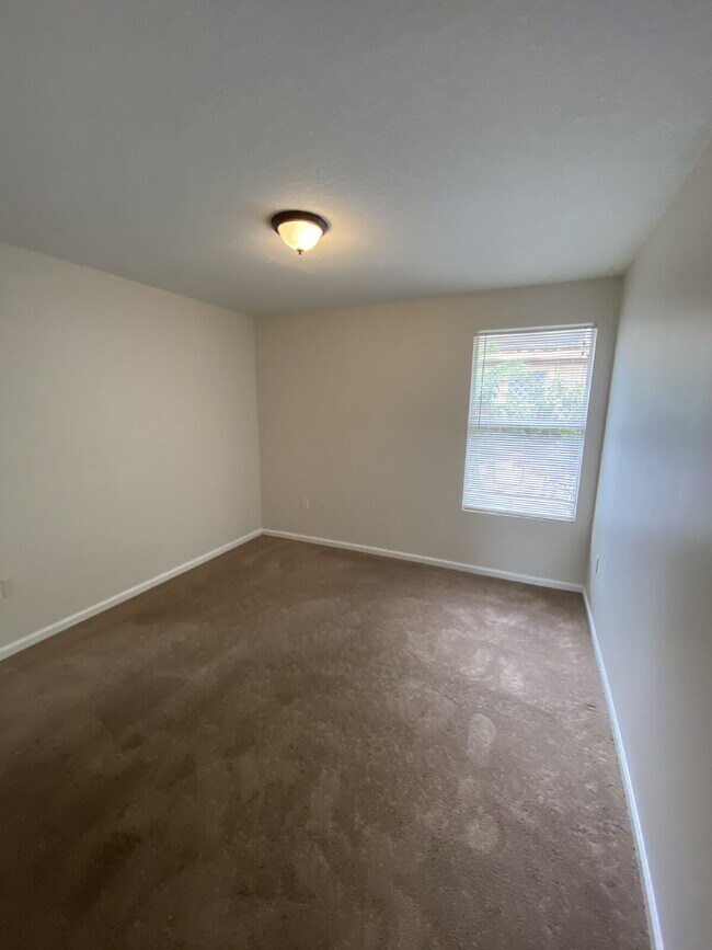 Building Photo - "Spacious 4-Bedroom Home with 2 Full Baths...