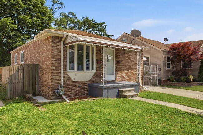 Building Photo - SPECTACULAR 3 BED/1 BATH IN LOVELY LINCOLN PARK! APPLY NOW!