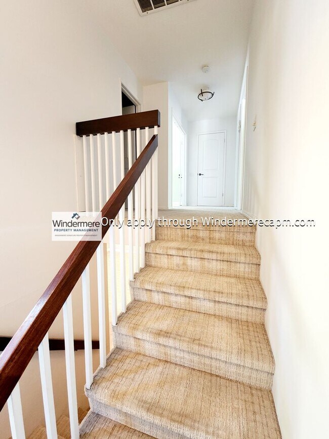 Building Photo - Gorgeous Campus Commons Home Available Now!