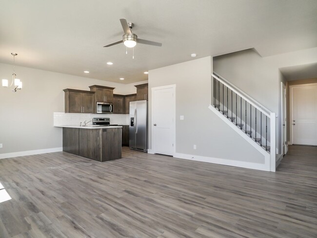 Building Photo - Beautiful 3 Bed 2.5 Bath Townhome in West ...