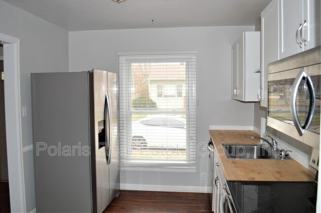 Building Photo - 6057 Rosslyn Ave