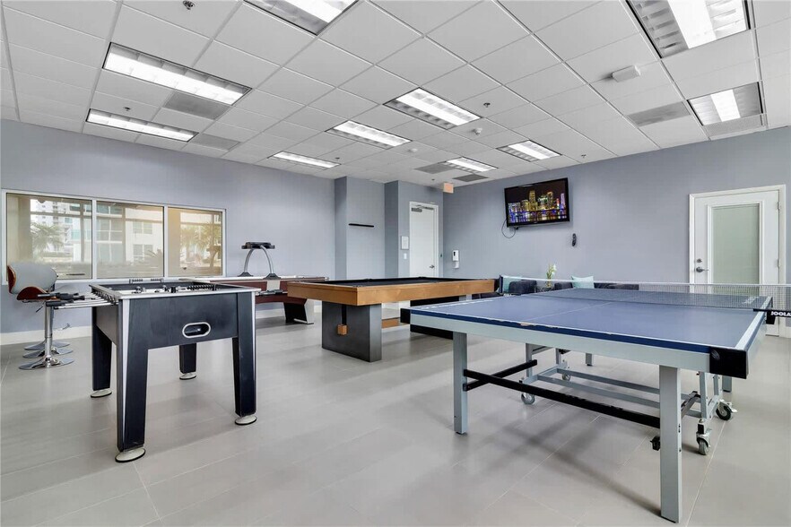 Building Photo - 1 SE 12th St