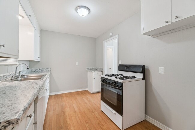 Building Photo - 3 bed, 1 bath home in the Village