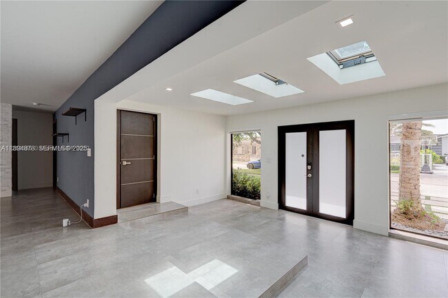 Building Photo - 2305 Magnolia Dr