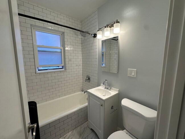 Building Photo - Nice 2 Bed w/Dining Room and Newer Kitchen and Bath at Roger's Glenwood District