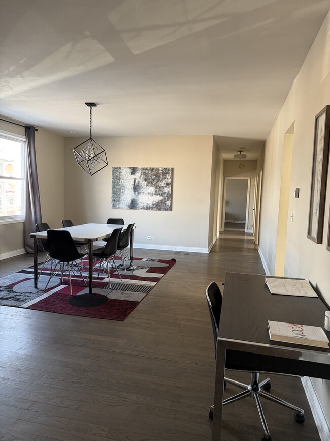 Building Photo - 1615 W Lawrence Ave