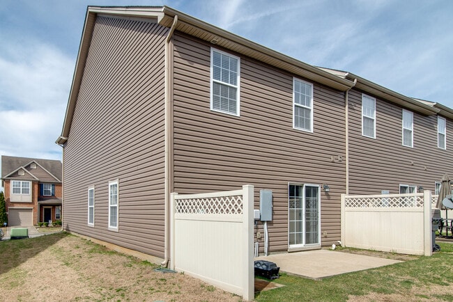 Building Photo - 3 BR/2.5 BA Villas at Concord Place Townho...