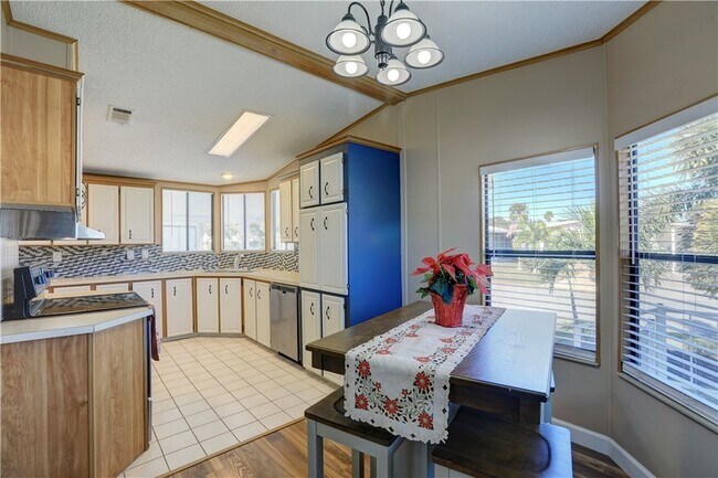 Building Photo - 561 Dolphin Cir