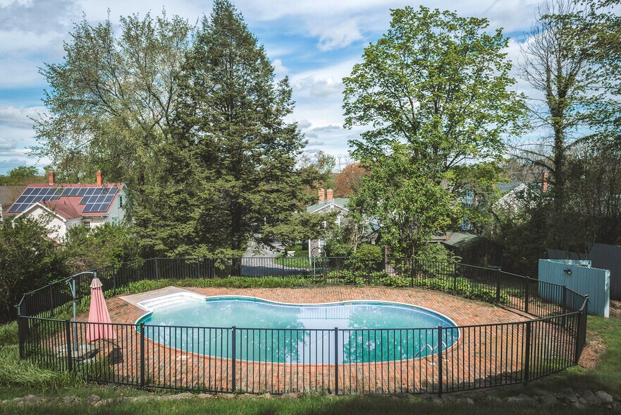 Building Photo - 329 Main St