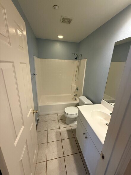 Guest Bath - 33710 Willow Haven Ln