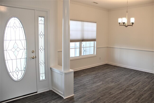 Building Photo - 205 Queenswood Blvd