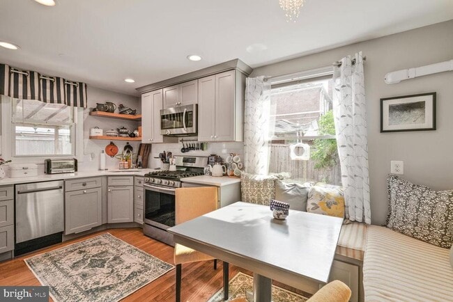Primary Photo - 2422 S Oakland St