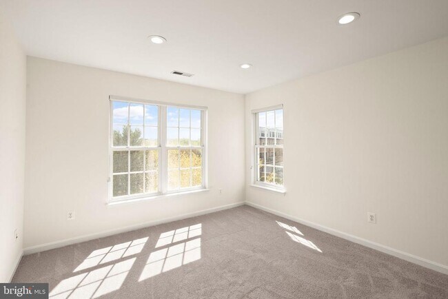 Building Photo - 42465 Regal Wood Dr
