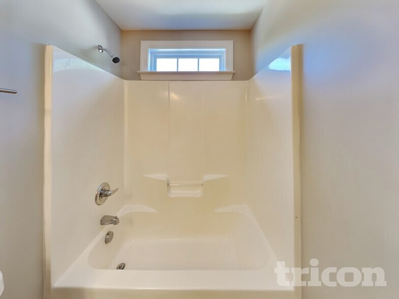 Building Photo - 1100 Bungalow Dr