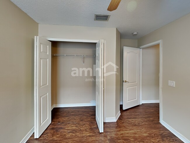 Building Photo - 12822 Lake Vista Dr