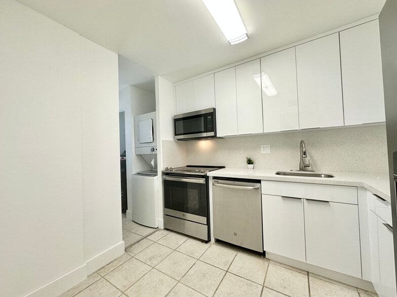 Building Photo - 8051 S Colony Cir