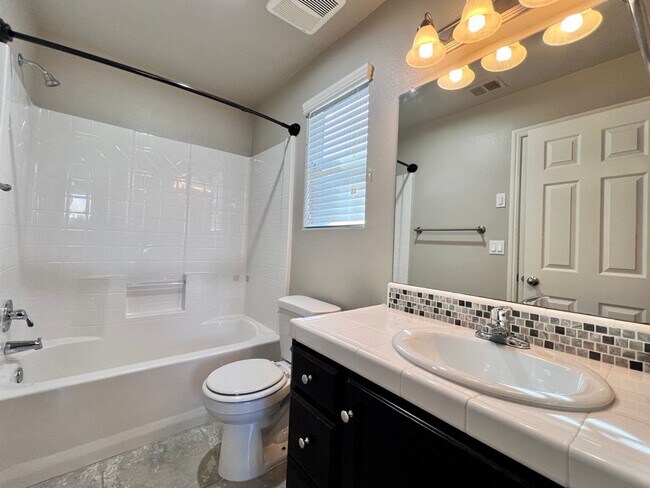 Building Photo - $2,195 DeWolf & Barstow, 3 Bedroom House - Clovis / Community Pool + Neighborhood Parks