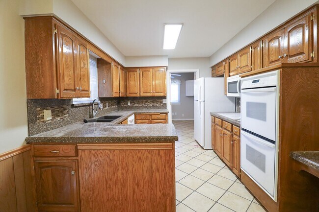 Building Photo - 3 Bed | 2 Bath | Tulsa