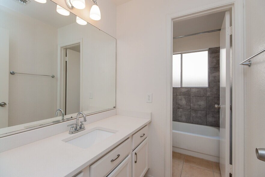 Building Photo - 7848 W Fleetwood Ln