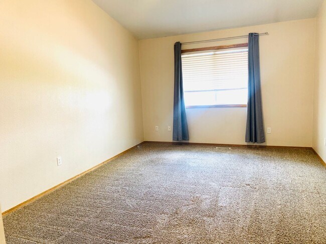 Building Photo - Great Home, Close Foothills Location